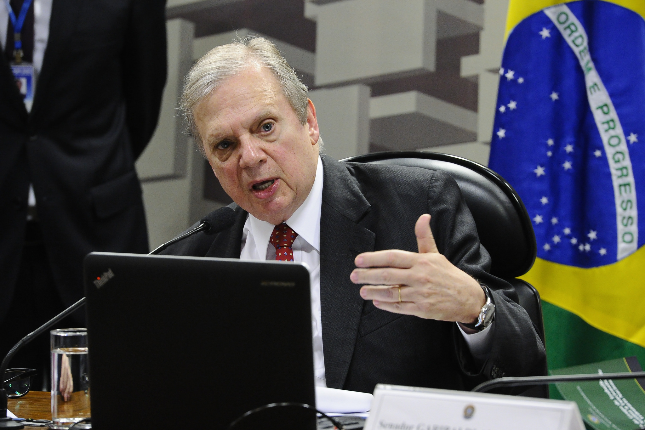 Presidente do PSDB usou o cargo para tratar de atividade como investidor da Coca