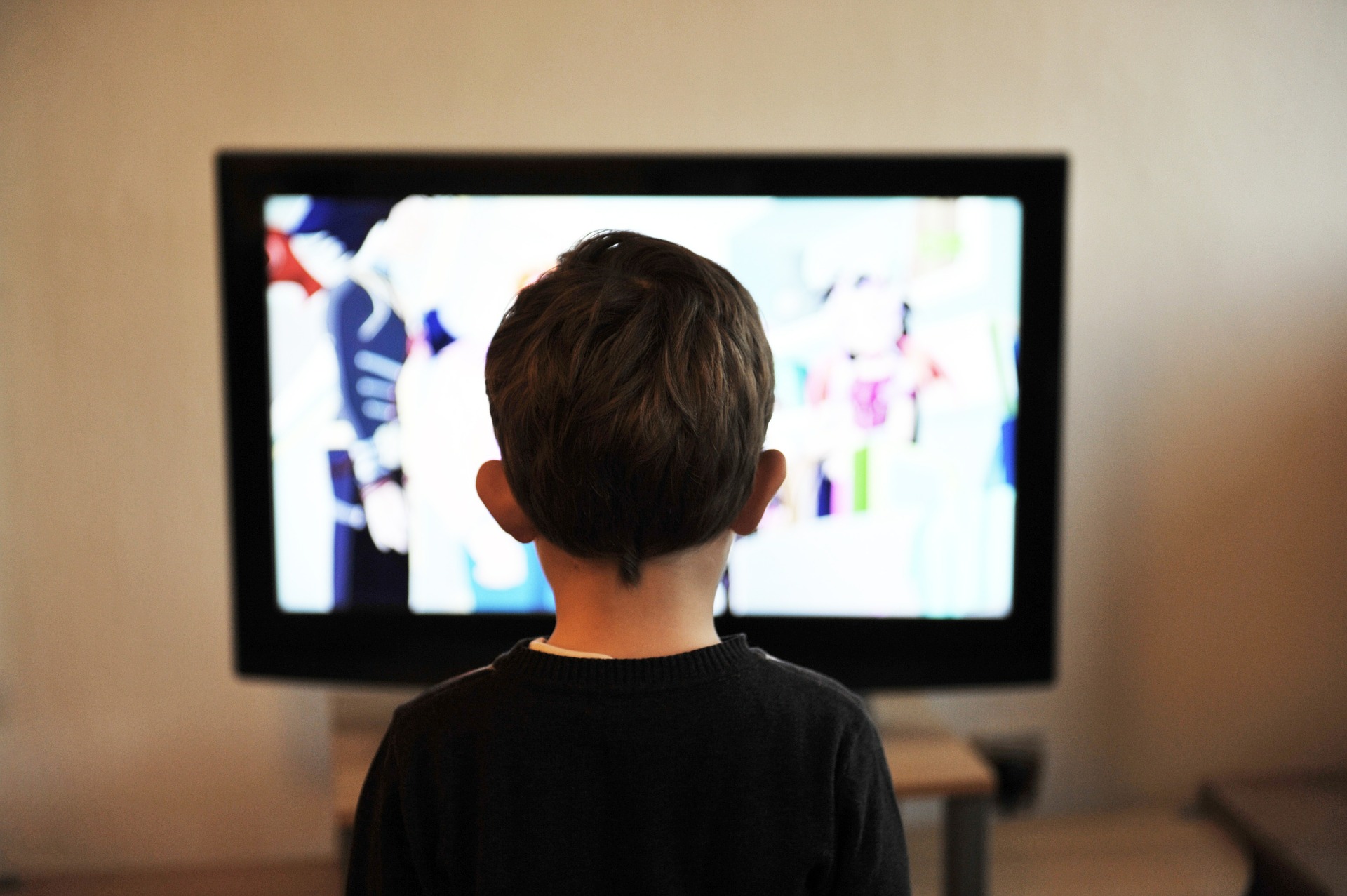 Chile proíbe publicidade na TV de alimentos com excesso de calorias, sal, gordura e açúcar