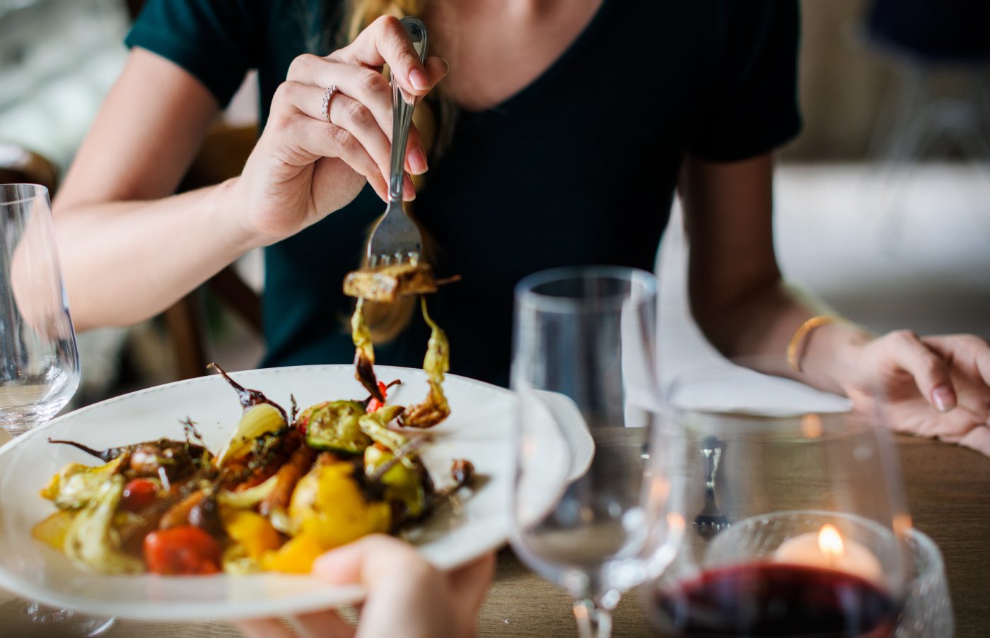 Para os bem alimentados, é deselegante e inútil falar sobre comida