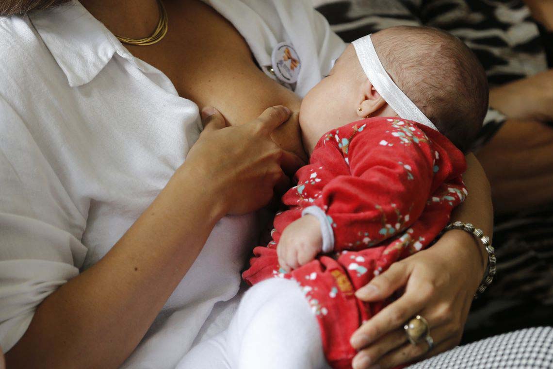 Guia do Ministério da Saúde derruba todos os mitos contra a amamentação