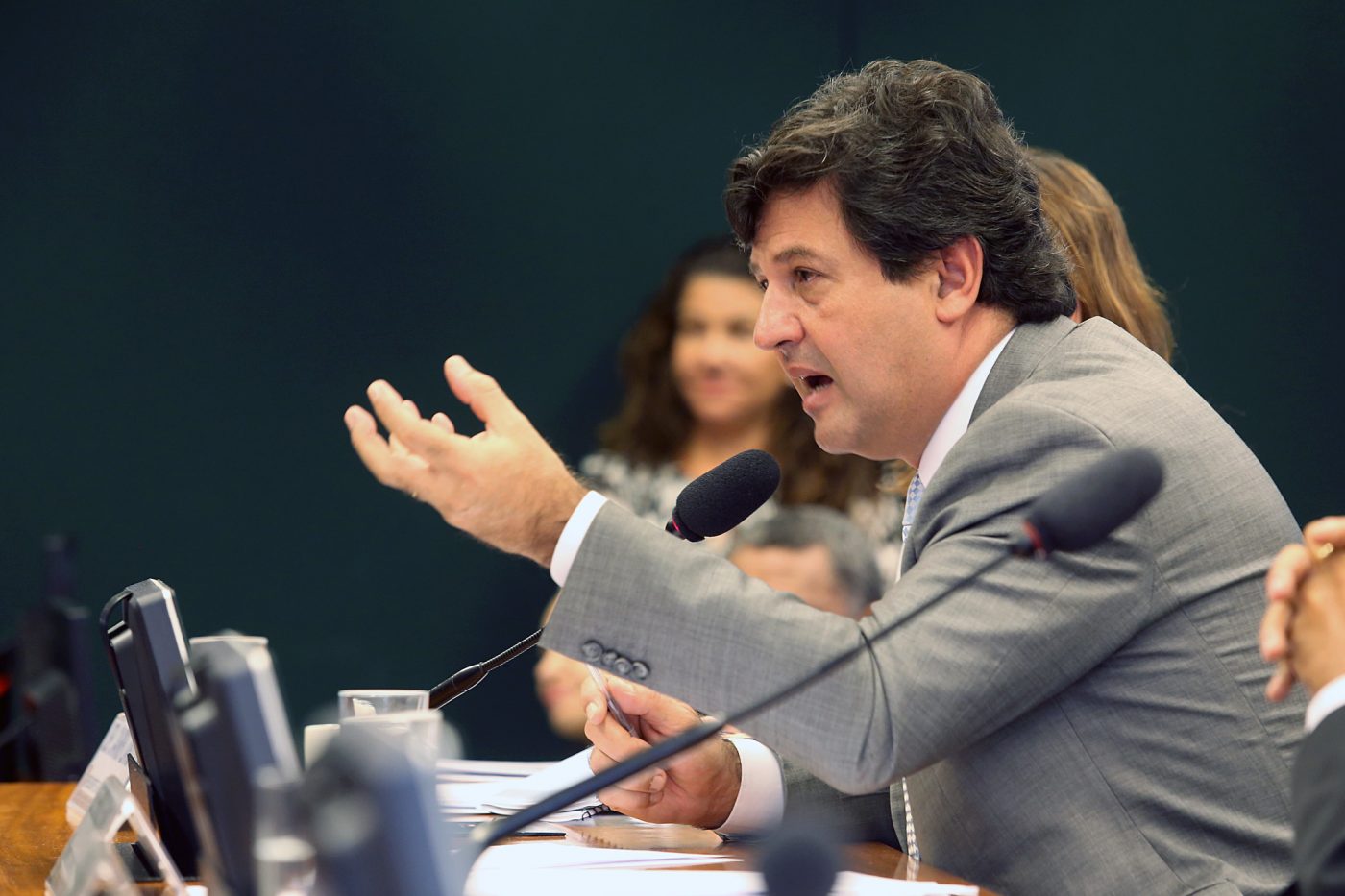 Ministro da Saúde abraça modelo ineficaz de rotulagem de alimentos e irrita organizações