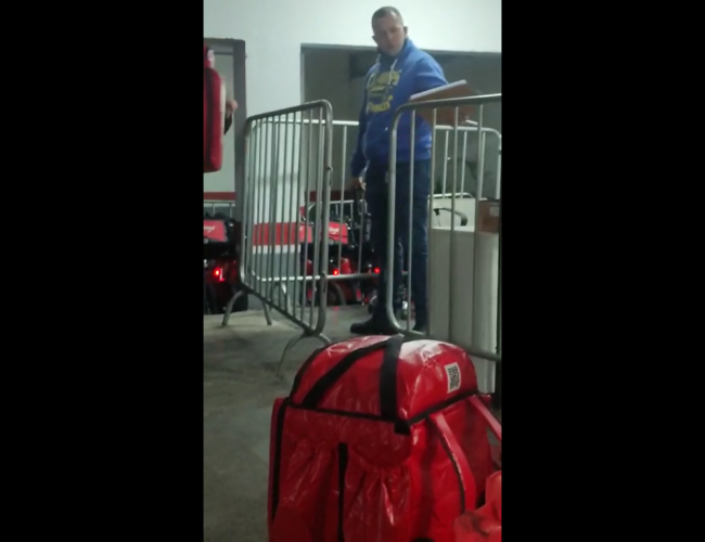 Segurança do iFood intimida entregadores com arma de fogo durante discussão; veja o vídeo
