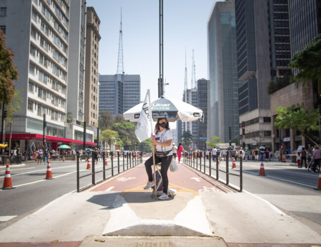 “Bandeirinhas” da Ciclofaixa trabalham nove horas, ganham R$ 100 por dia e não têm pausa para refeição