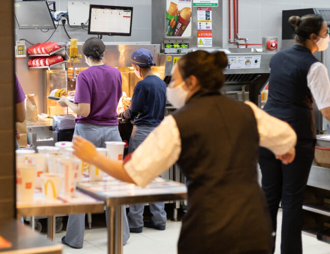 Uma folga por semana, proibição de descansar e jornadas de até quatorze horas: a vida dos trabalhadores de fast food na cidade de SP