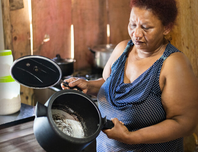 Pular refeição, dormir sem comer e cozinhar com lenha: Como é viver com fome