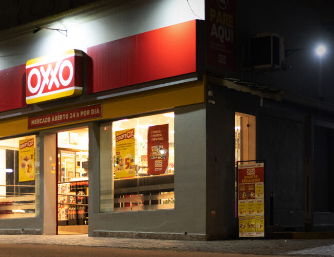 Assaltos, medo e superexploração: a longa jornada dos trabalhadores da OXXO