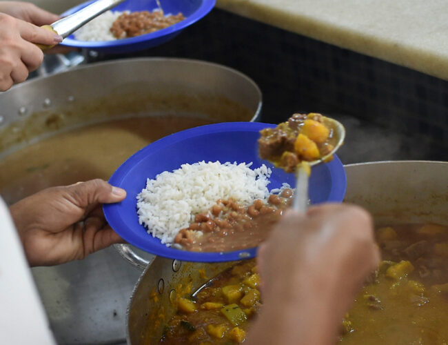 Mais cara e menos saudável: alimentação escolar perdeu 42% do poder de compra nos últimos 14 anos