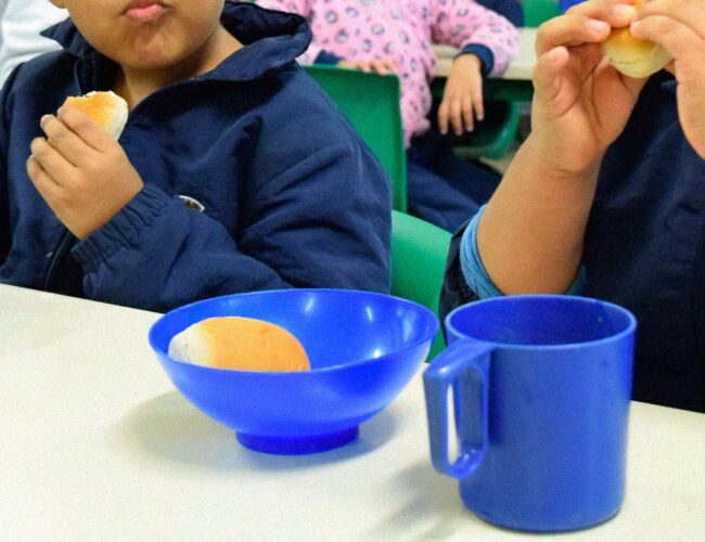 Contrariando recomendações de sociedades de pediatria, prefeitura de São Paulo oferece café com leite em escolas infantis 